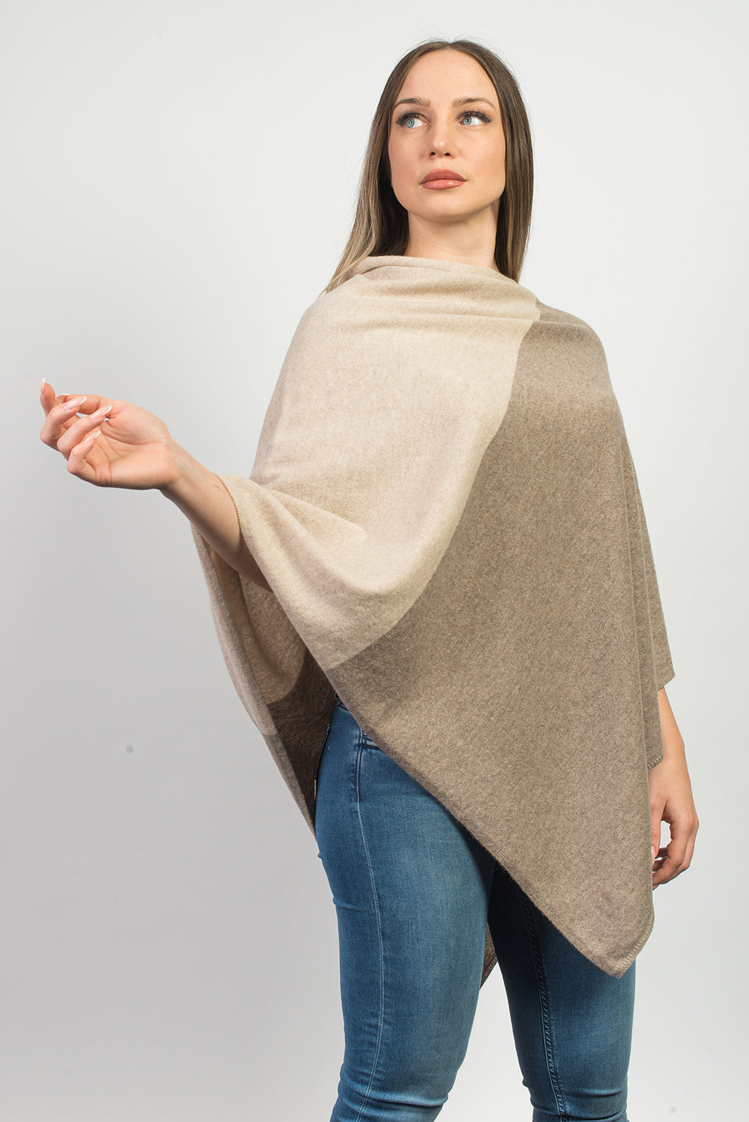 Poncho zweifarbig 100 % Kaschmir, Farbe Nerz-Beige, Ansicht 2 | Dalle Piane Cashmere