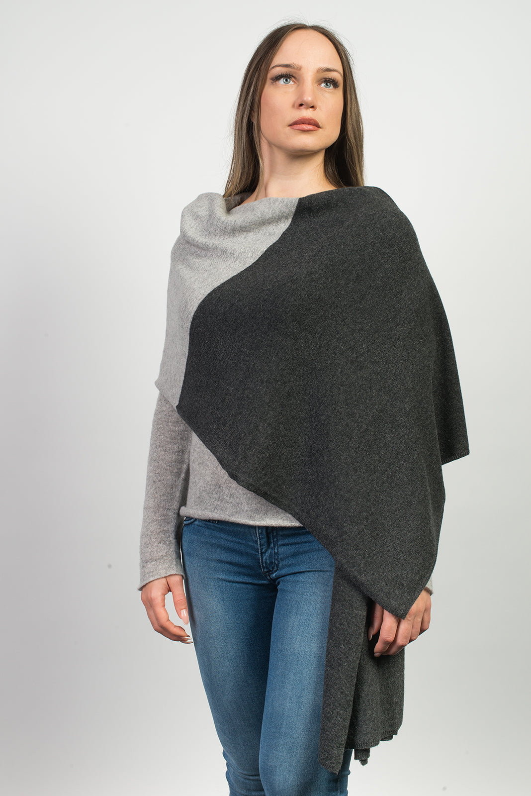 Zweifarbige Stola 100 % Kaschmir, Farbe Anthrazit-Grau, Ansicht 2 | Dalle Piane Cashmere