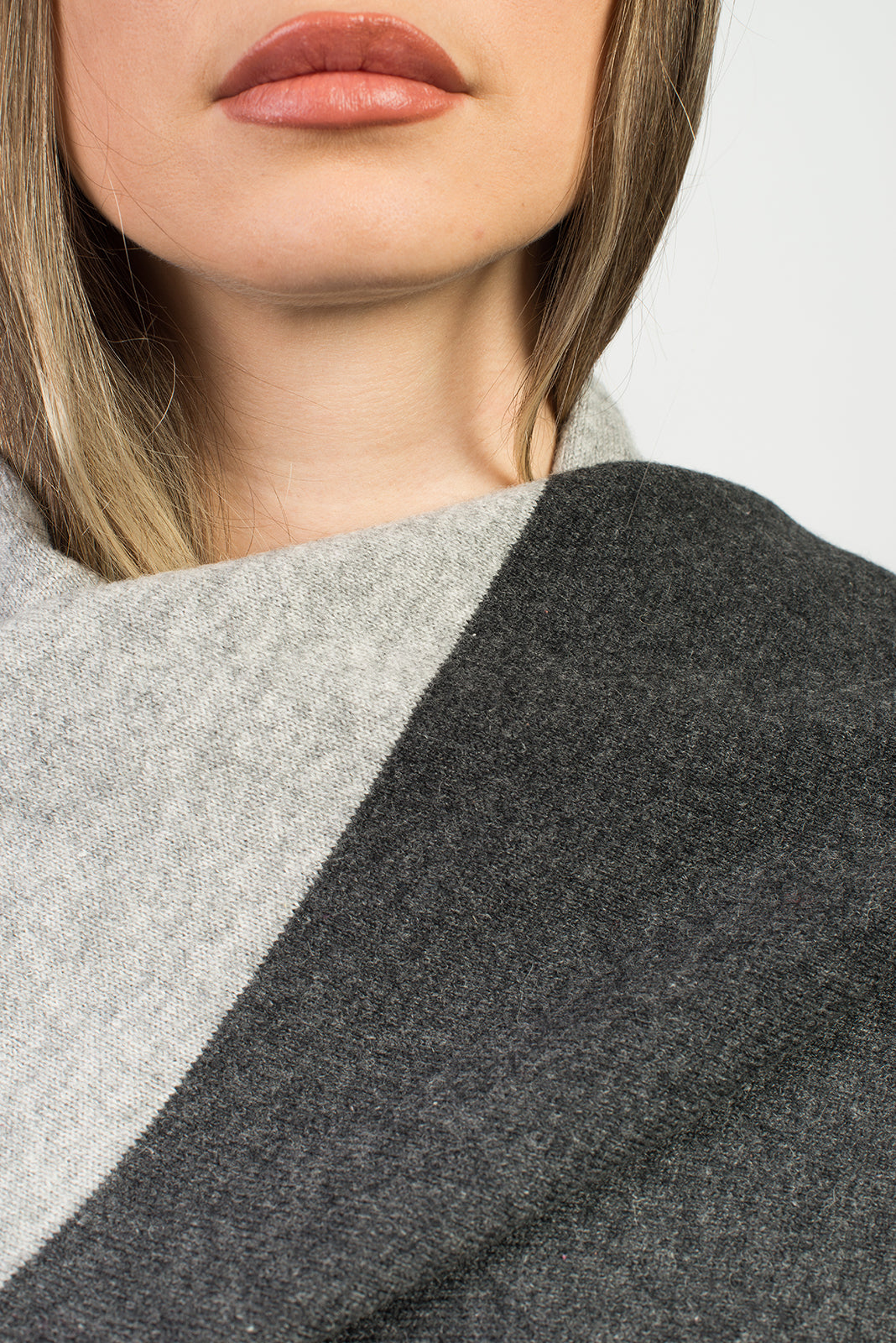 Zweifarbige Stola 100 % Kaschmir, Farbe Anthrazit-Grau, Ansicht 4 | Dalle Piane Cashmere