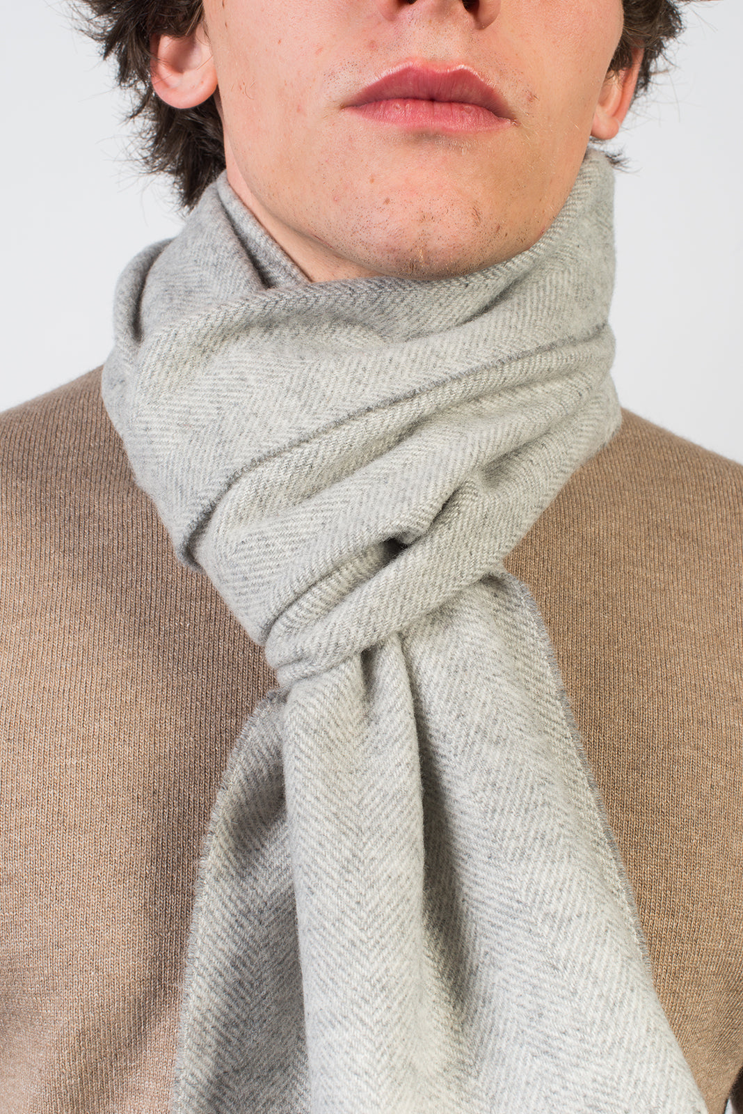 Fischgrät-Schal aus Wolle und Kaschmir, Farbe Hellgrau, Ansicht 4 | Dalle Piane Cashmere