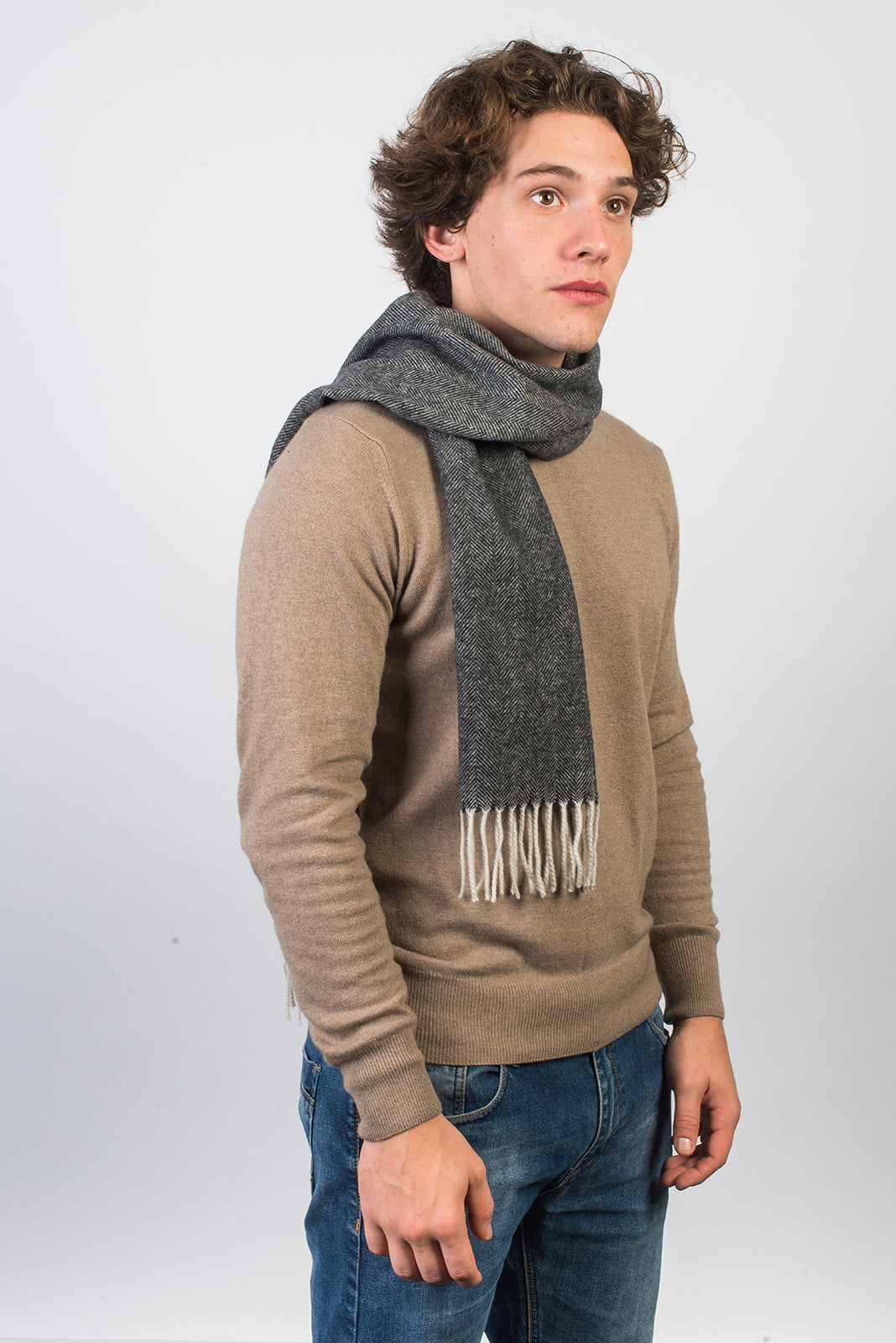 Fischgrät-Schal aus Wolle und Kaschmir, Farbe Schwarz, Ansicht 2 | Dalle Piane Cashmere