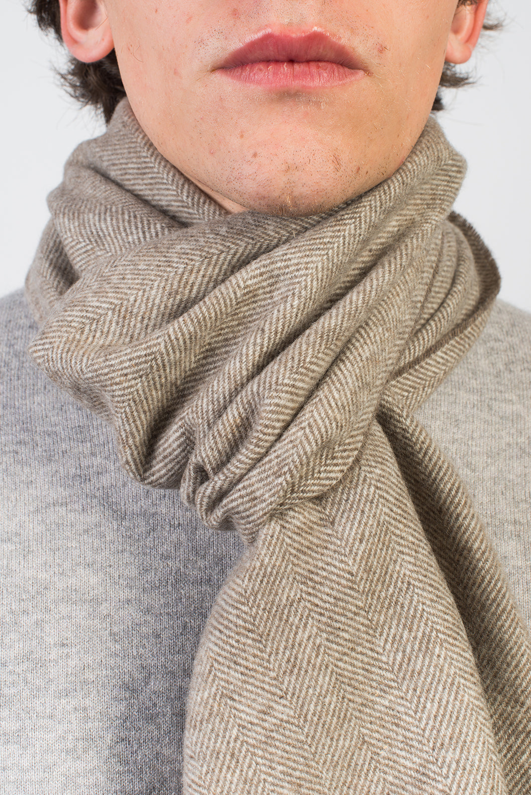 Fischgrät-Schal aus Wolle und Kaschmir, Farbe Taupe, Ansicht 4 | Dalle Piane Cashmere