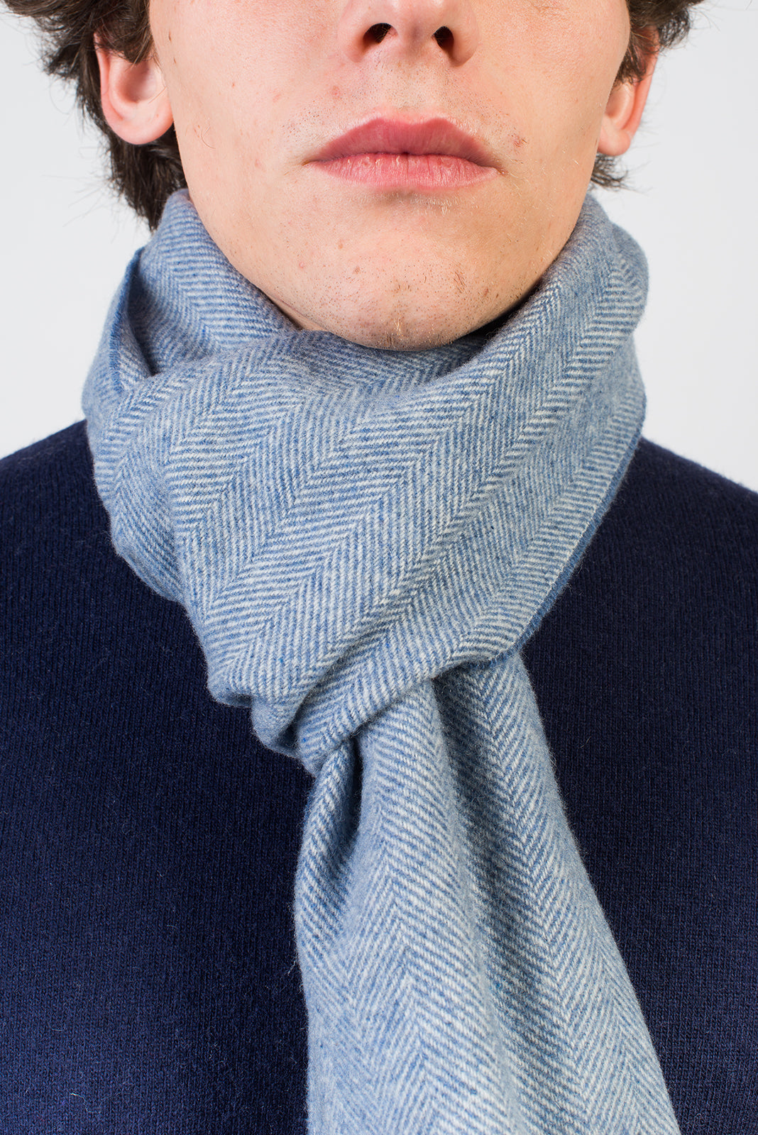 Fischgrät-Schal aus Wolle und Kaschmir, Farbe Himmel, Ansicht 4 | Dalle Piane Cashmere