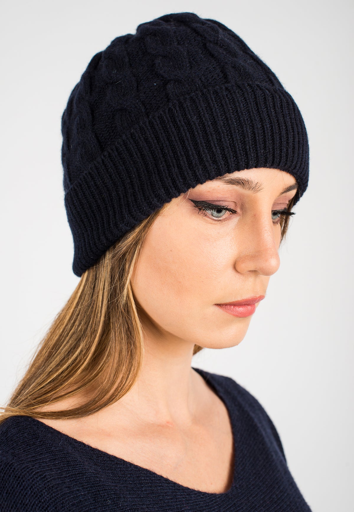 Zopfstrickmütze aus regeneriertem Kaschmir, Farbe Blau, Ansicht 2 | Dalle Piane Cashmere