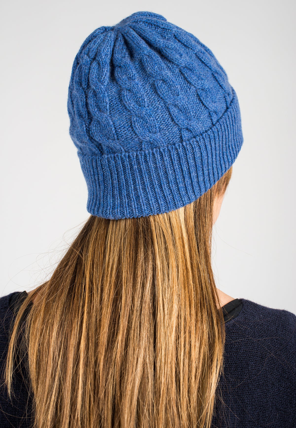 Zopfstrickmütze aus regeneriertem Kaschmir, Farbe Hellblau, Ansicht 3 | Dalle Piane Cashmere