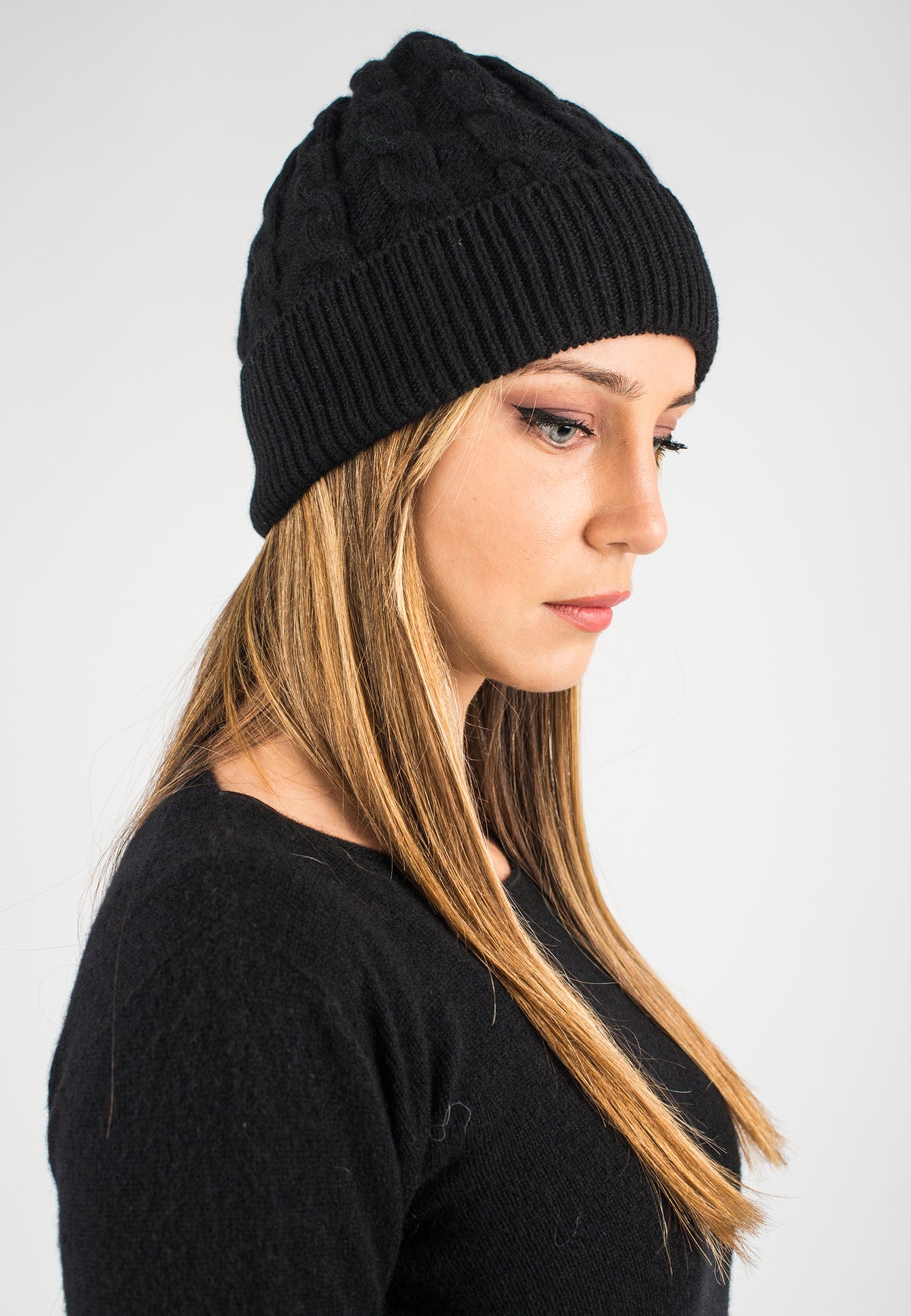 Zopfstrickmütze aus regeneriertem Kaschmir, Farbe Schwarz, Ansicht 2 | Dalle Piane Cashmere