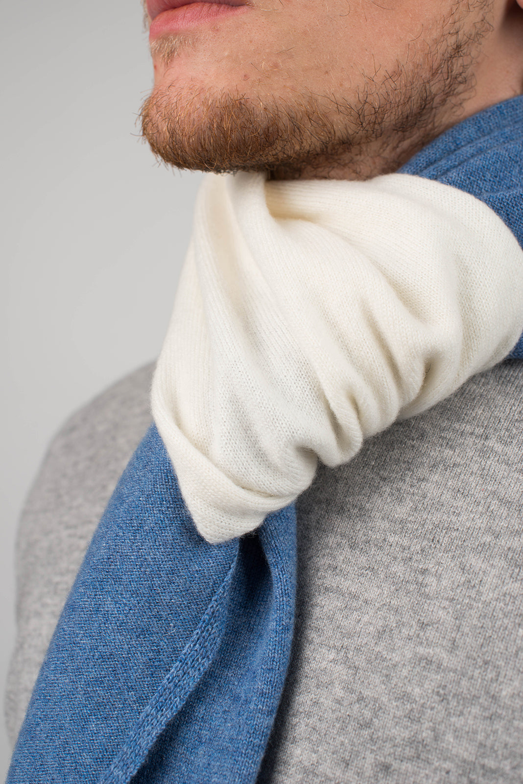 Zweifarbiger Schal 100 % Kaschmir, Farbe Creme-Hellblau, Ansicht 4 | Dalle Piane Cashmere
