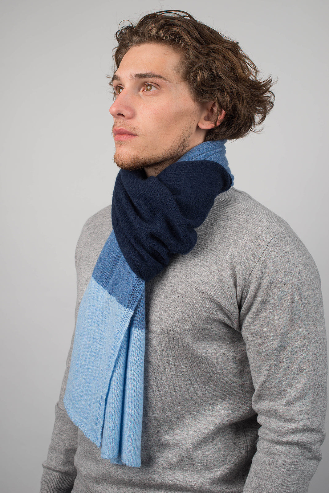 Herrenschal aus 100 % Kaschmir in drei Tönen, Farbe Blau-Himmel-Hellblau, Ansicht 3 | Dalle Piane Cashmere