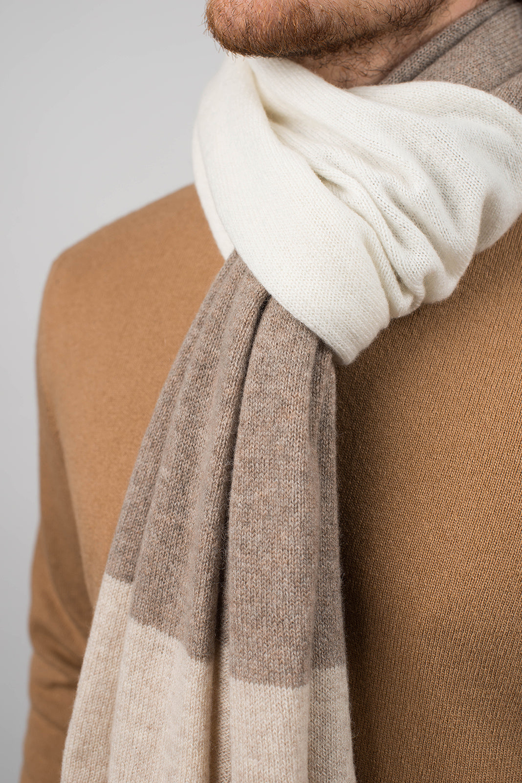 Herrenschal aus 100 % Kaschmir in drei Tönen, Farbe Beige-Nerz-Creme, Ansicht 4 | Dalle Piane Cashmere