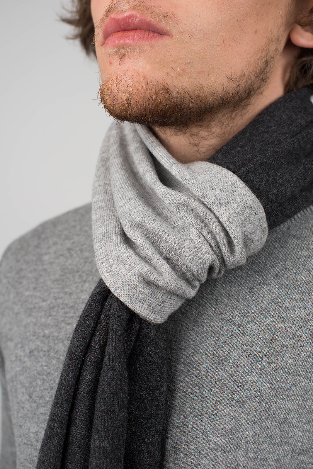 Zweifarbiger Schal 100 % Kaschmir, Farbe Anthrazit-Grau, Ansicht 4 | Dalle Piane Cashmere