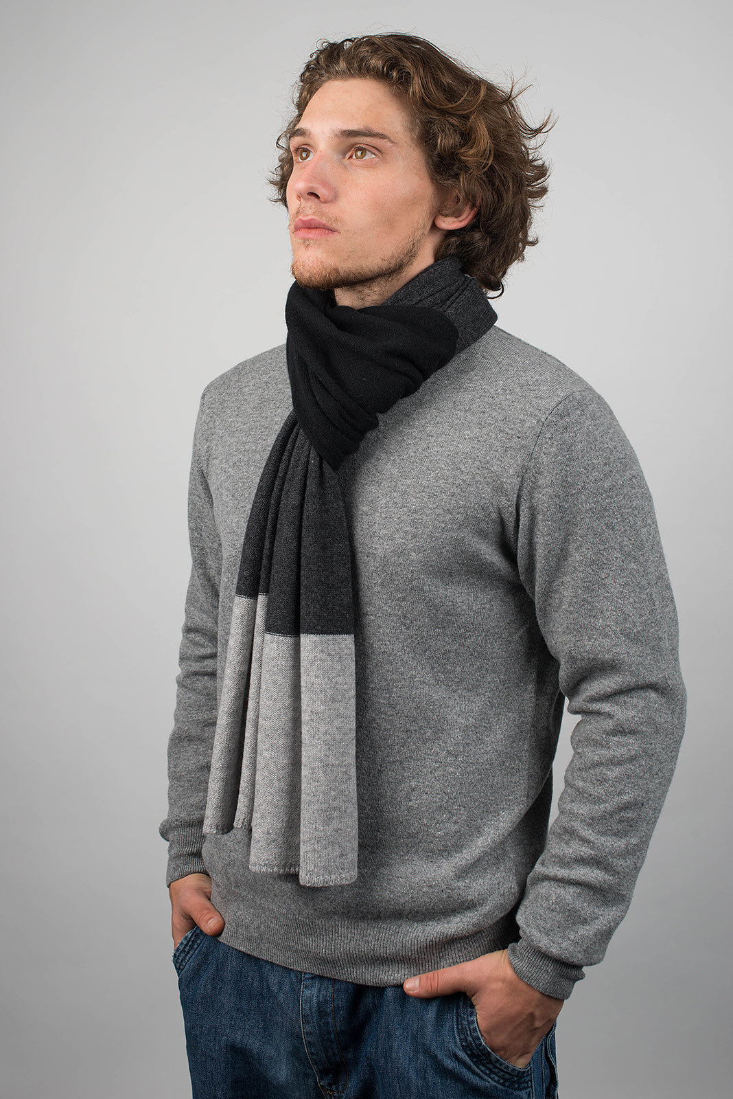 Herrenschal aus 100 % Kaschmir in drei Tönen, Farbe Schwarz-Grau-Anthrazit, Ansicht 3 | Dalle Piane Cashmere