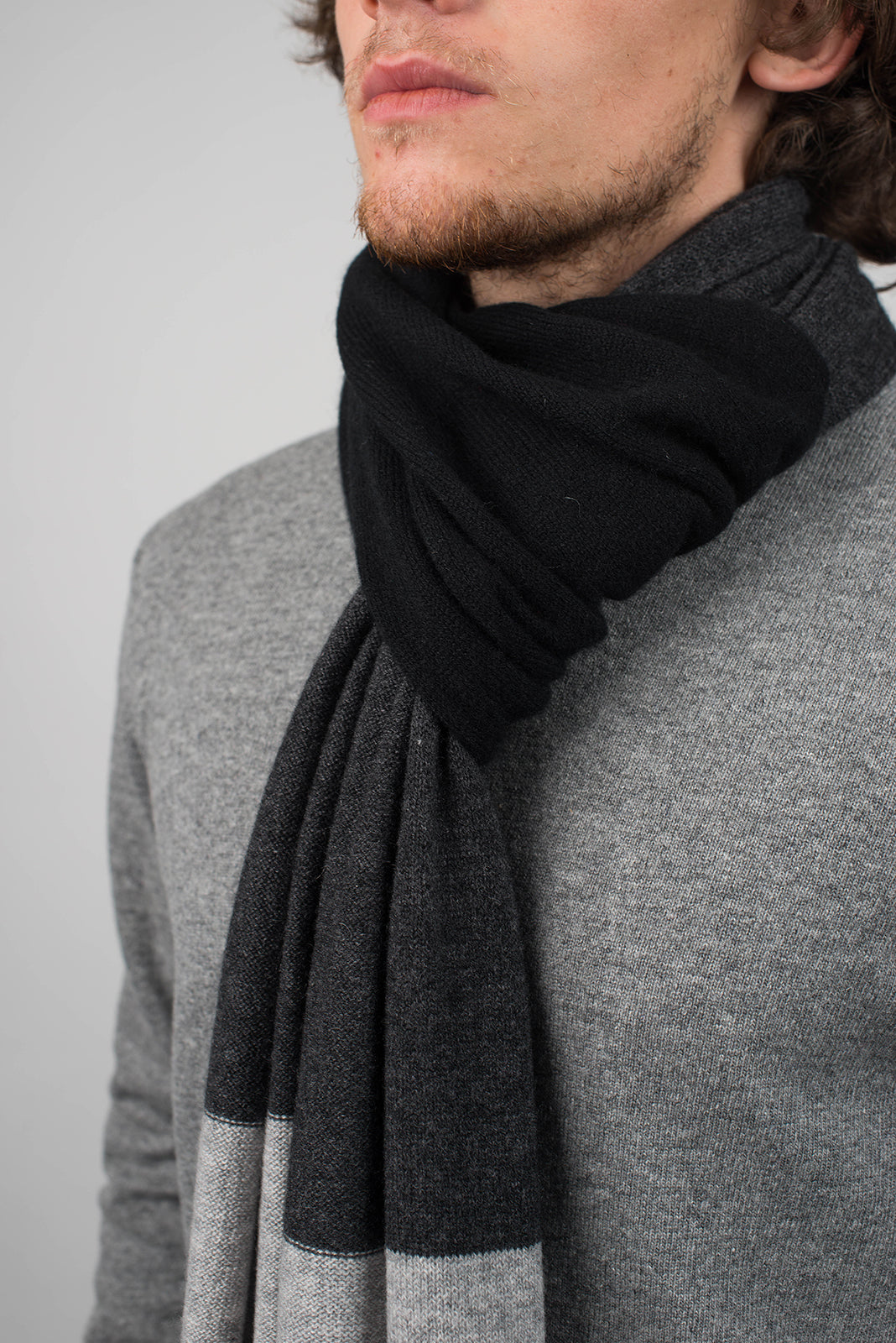 Herrenschal aus 100 % Kaschmir in drei Tönen, Farbe Schwarz-Grau-Anthrazit, Ansicht 4 | Dalle Piane Cashmere