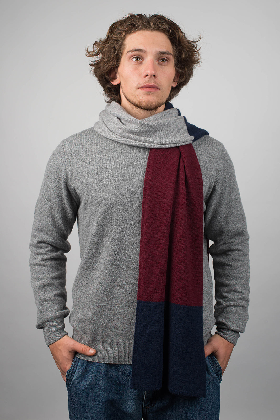 Herrenschal aus 100 % Kaschmir in drei Tönen, Farbe Blau-Bordeaux-Grau, Ansicht 2 | Dalle Piane Cashmere