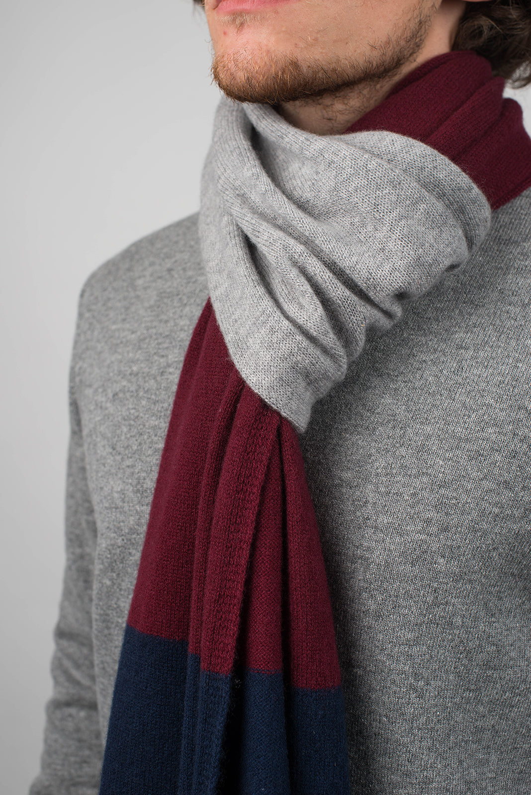 Herrenschal aus 100 % Kaschmir in drei Tönen, Farbe Blau-Bordeaux-Grau, Ansicht 4 | Dalle Piane Cashmere