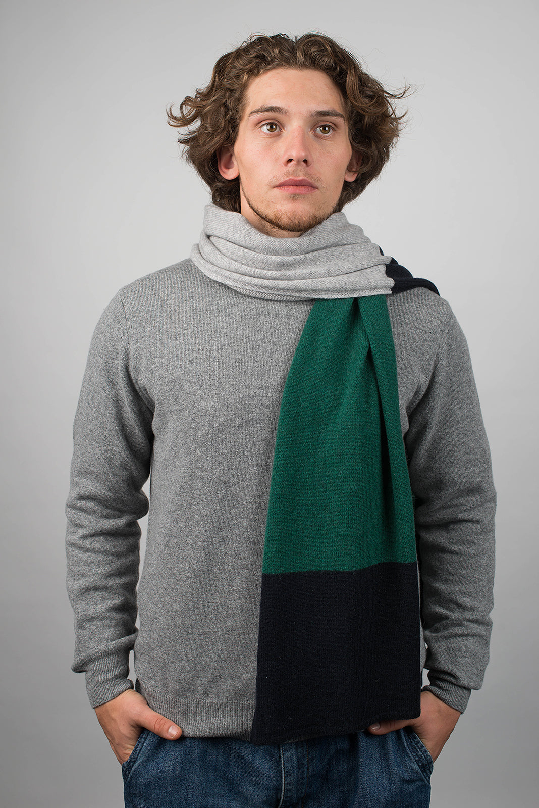 Herrenschal aus 100 % Kaschmir in drei Tönen, Farbe Blau-Grün-Grau, Ansicht 2 | Dalle Piane Cashmere