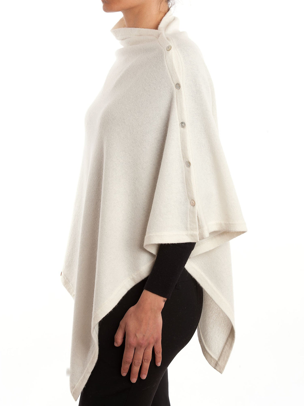 Poncho aus Kaschmirmischung mit Knöpfen, Farbe Creme, Ansicht 2 | Dalle Piane Cashmere