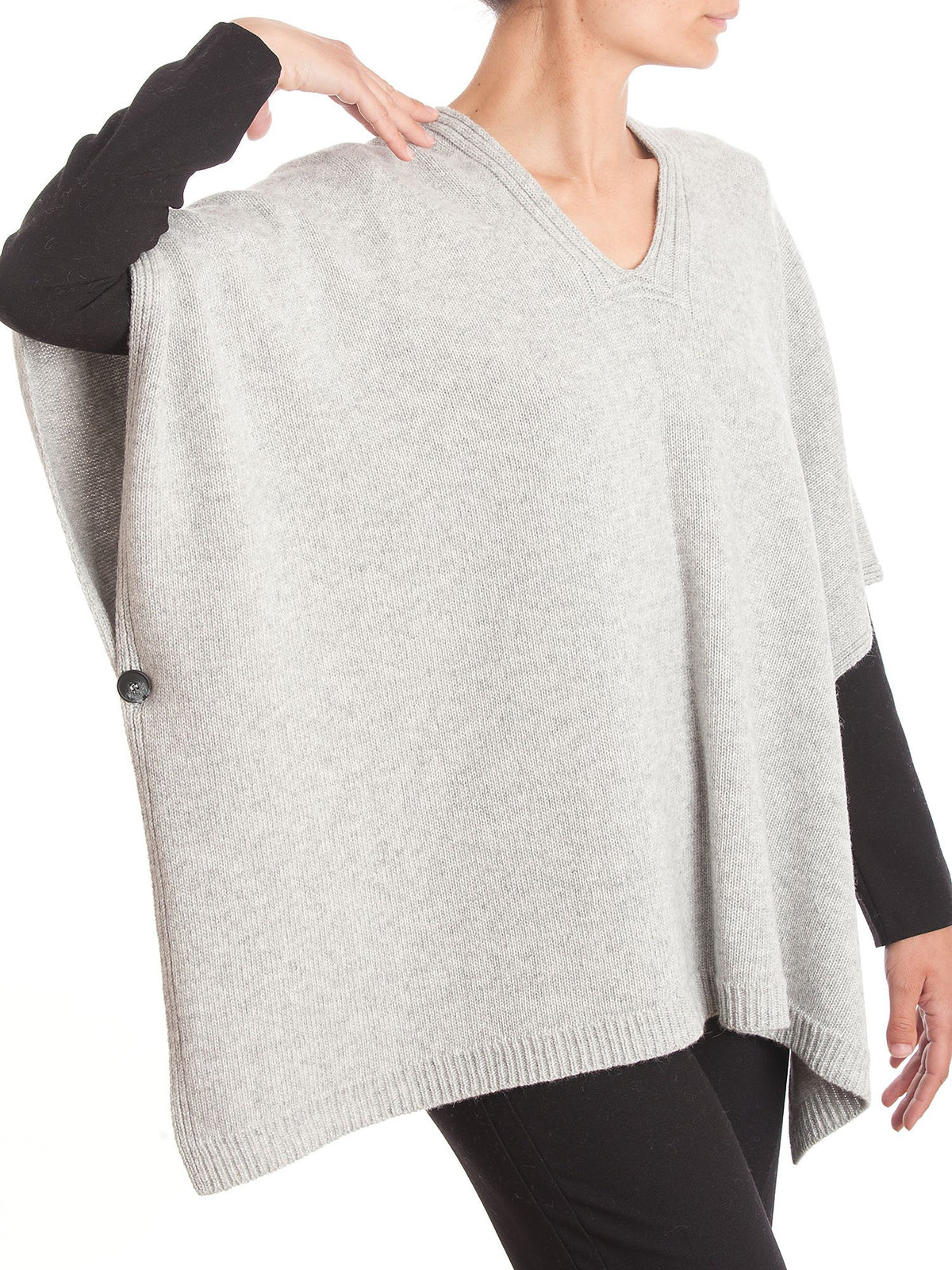 Cape mit seitlichen Knöpfen aus Kaschmirmischung, Farbe Grau, Ansicht 2 | Dalle Piane Cashmere