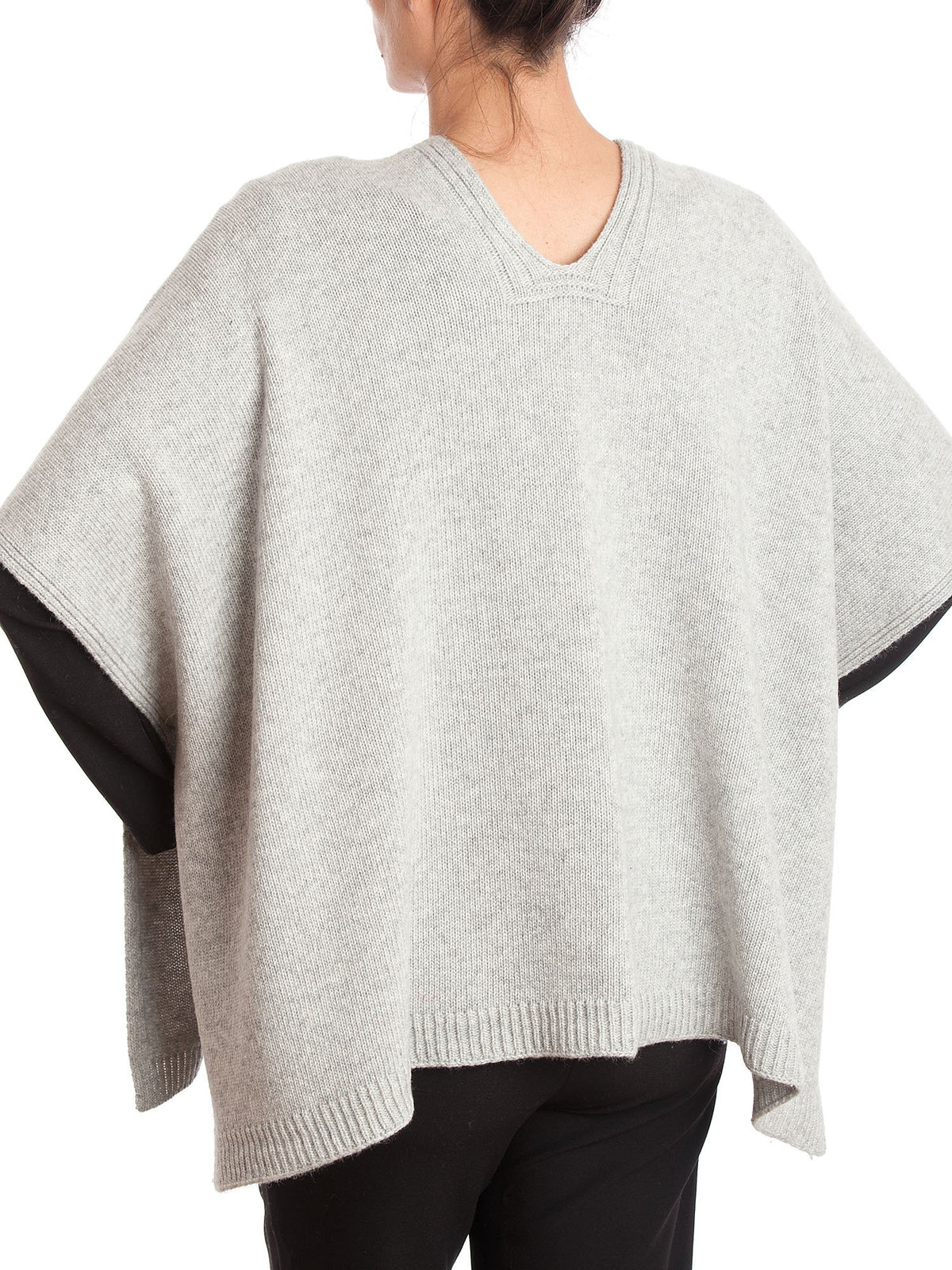 Cape mit seitlichen Knöpfen aus Kaschmirmischung, Farbe Grau, Ansicht 4 | Dalle Piane Cashmere