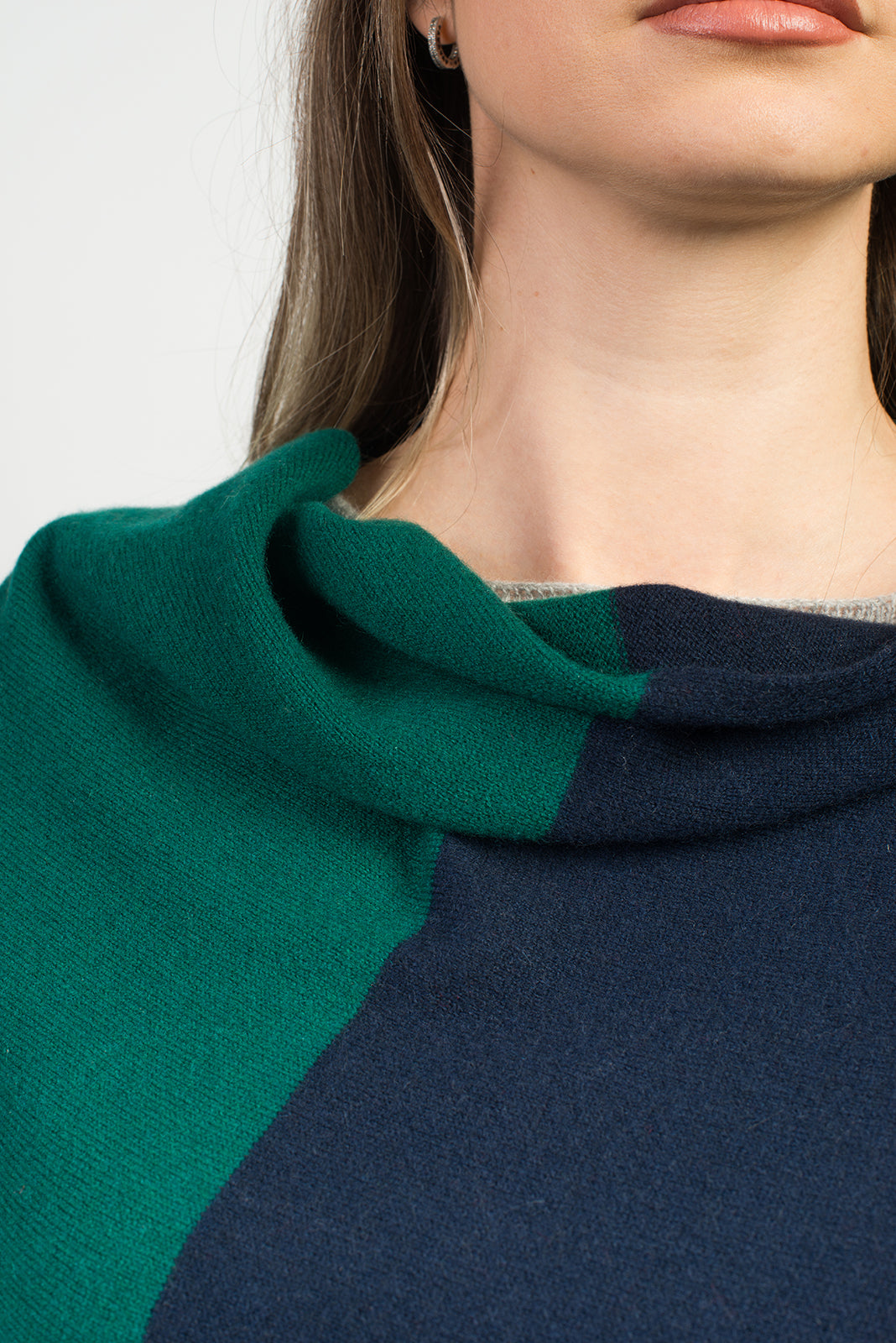 Zweifarbige Stola 100 % Kaschmir, Farbe Blau-Grün, Ansicht 3 | Dalle Piane Cashmere