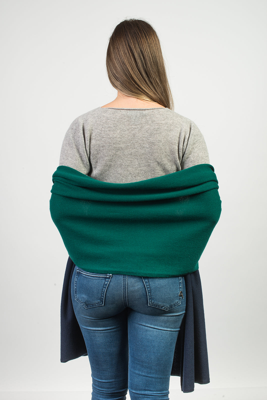 Zweifarbige Stola 100 % Kaschmir, Farbe Blau-Grün, Ansicht 4 | Dalle Piane Cashmere