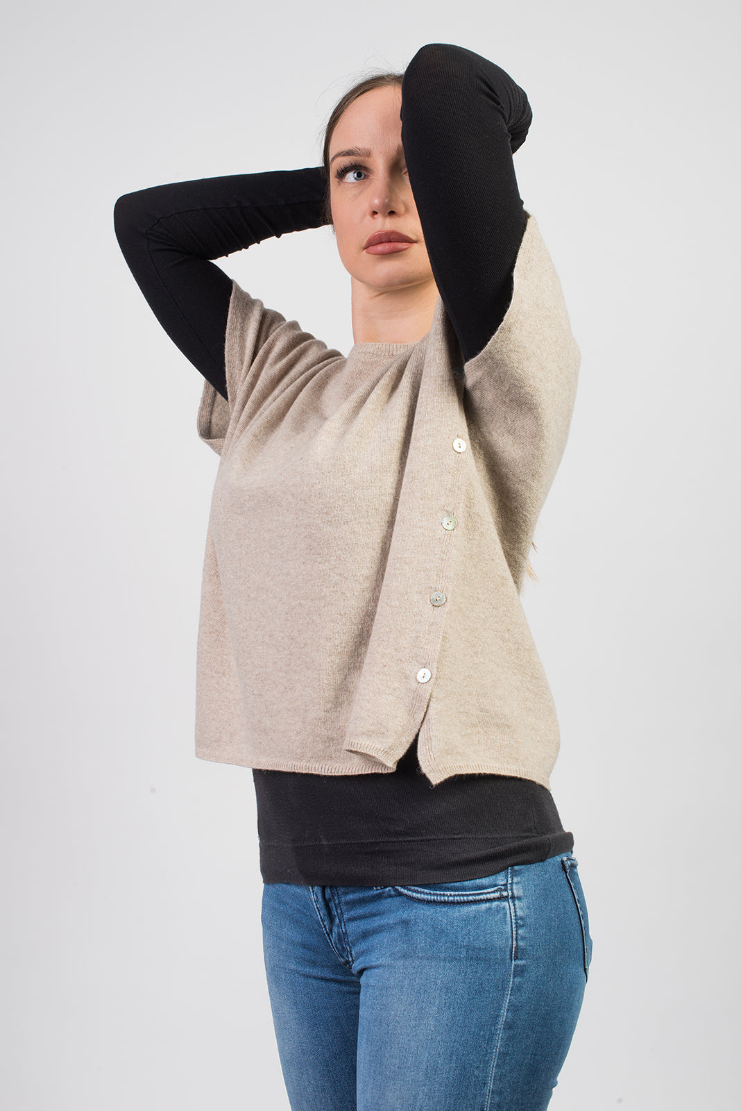 Rundhalspullover mit Knöpfen aus Kaschmirmischung, Farbe Beige, Ansicht 2 | Dalle Piane Cashmere