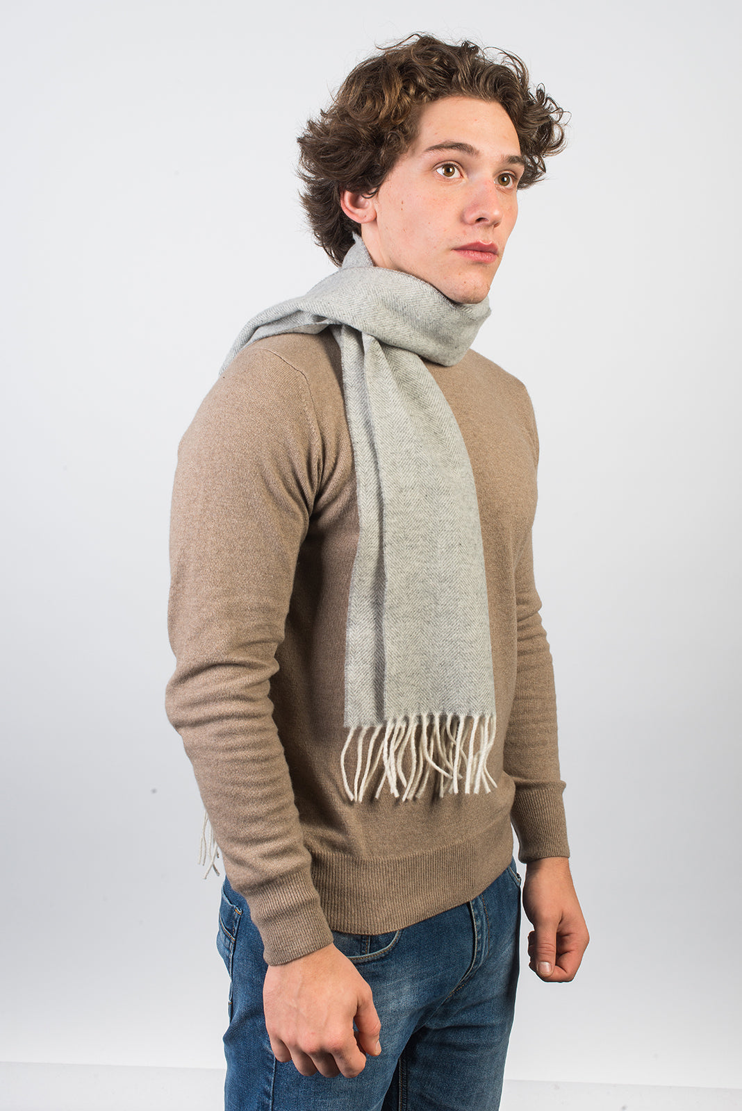 Fischgrät-Schal aus Wolle und Kaschmir, Farbe Hellgrau, Ansicht 2 | Dalle Piane Cashmere