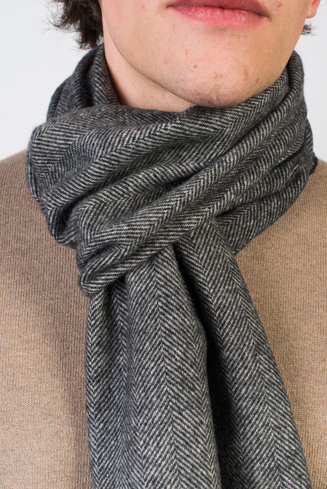 Fischgrät-Schal aus Wolle und Kaschmir, Farbe Schwarz, Ansicht 4 | Dalle Piane Cashmere