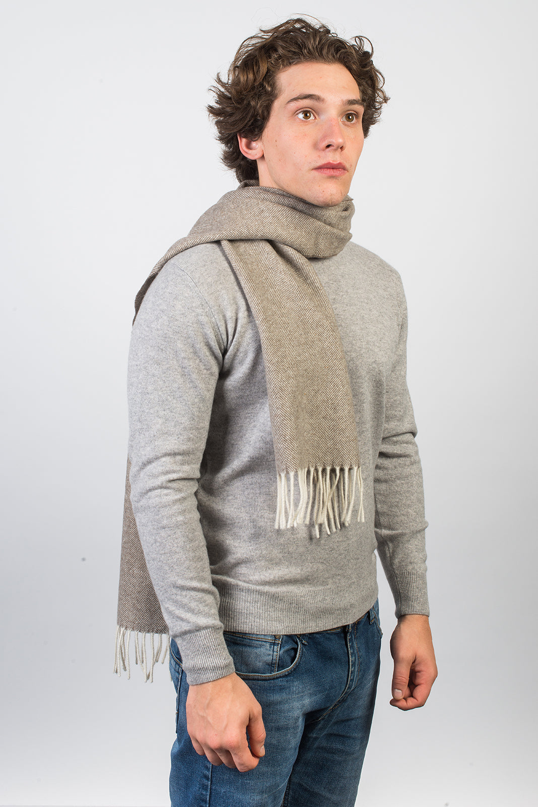 Fischgrät-Schal aus Wolle und Kaschmir, Farbe Taupe, Ansicht 2 | Dalle Piane Cashmere