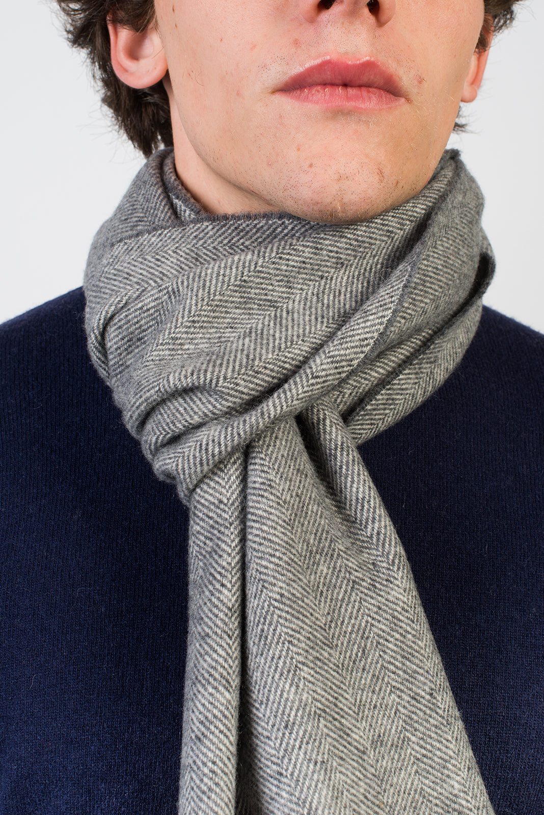 Fischgrät-Schal aus Wolle und Kaschmir, Farbe Dunkelgrau, Ansicht 4 | Dalle Piane Cashmere
