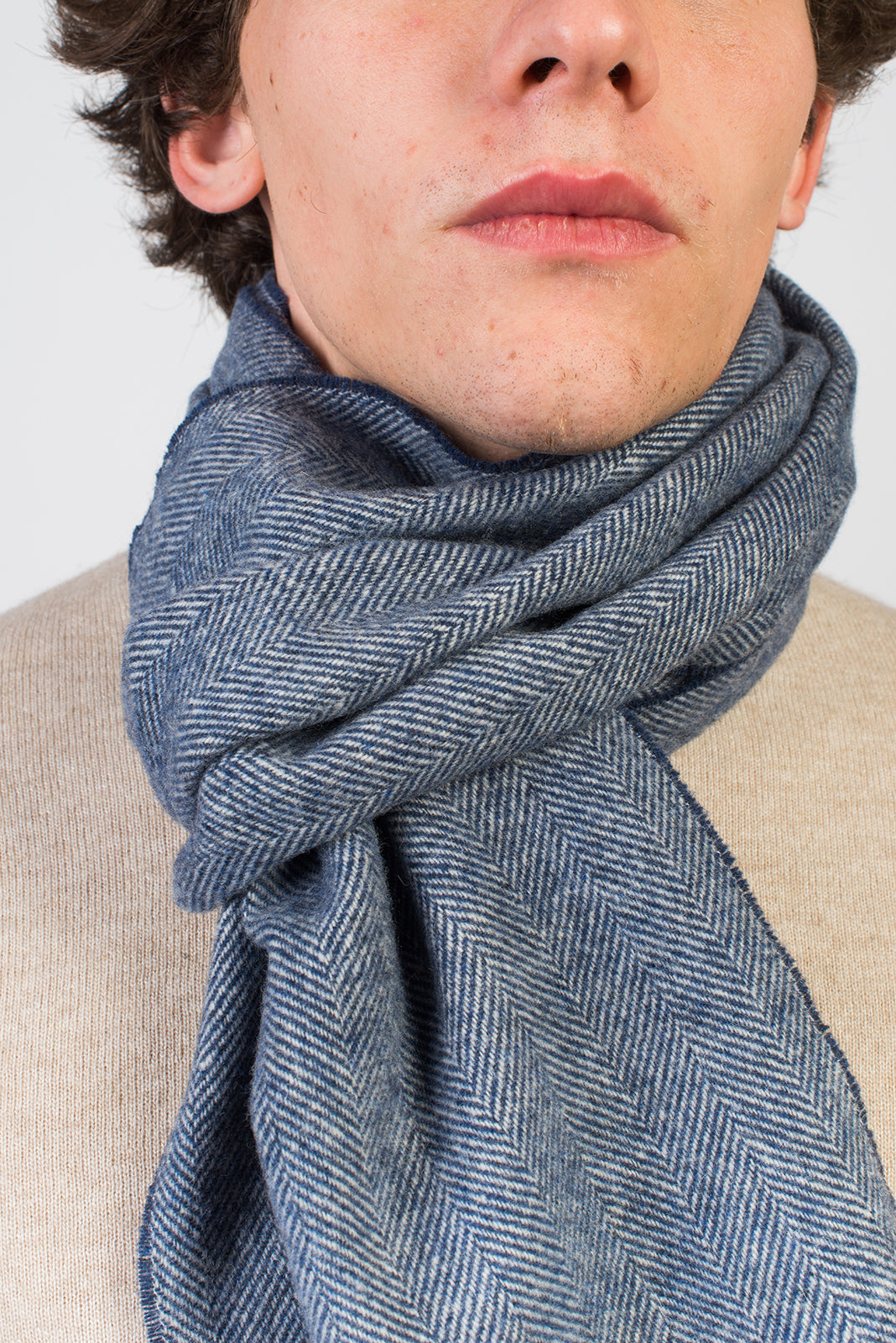 Fischgrät-Schal aus Wolle und Kaschmir, Farbe Blau, Ansicht 4 | Dalle Piane Cashmere