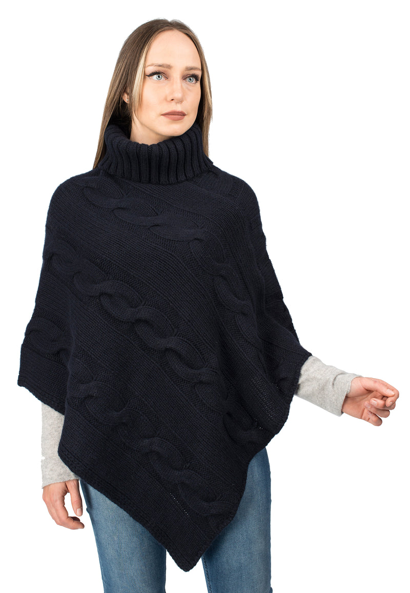 Poncho mit Rollkragen und Zöpfen
