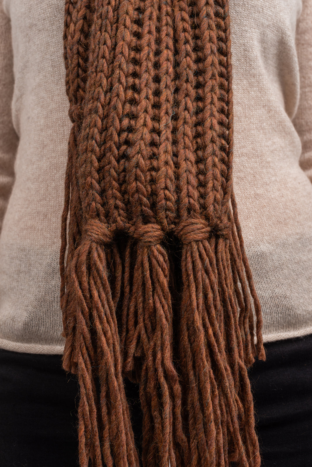 Schal im Englischen Rippenstrick mit Fransen, Farbe Mokka, Ansicht 19 | Dalle Piane Cashmere