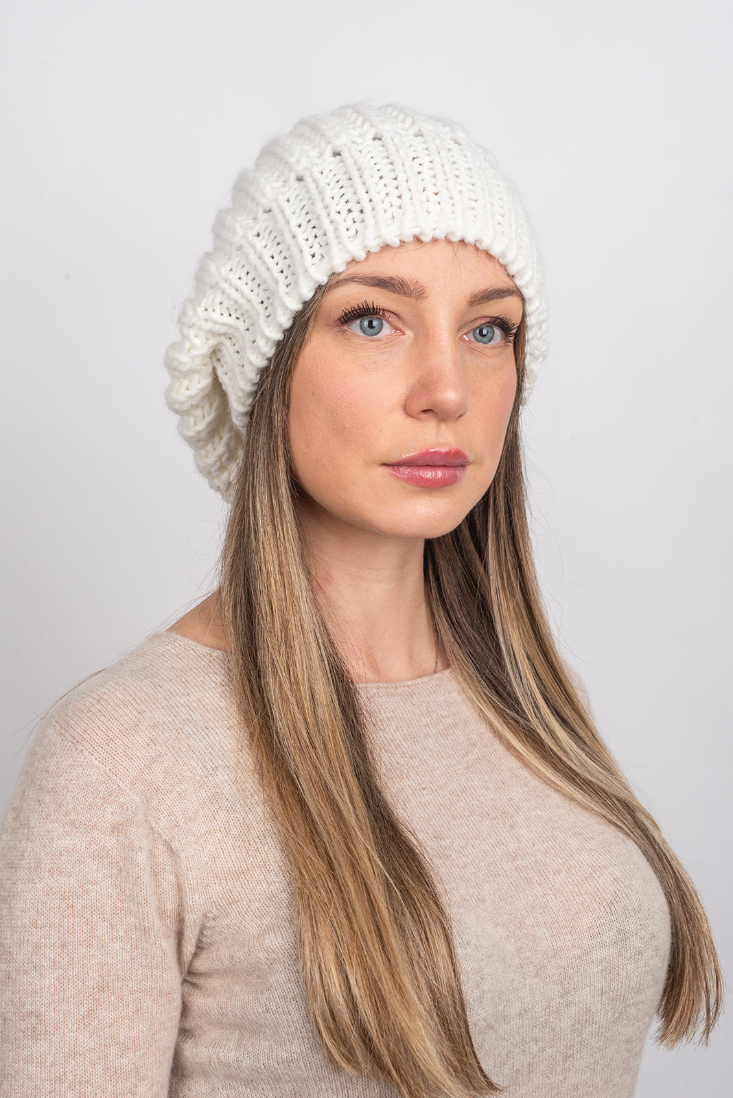 Mütze im englischen Strick, Farbe Weiß, Ansicht 2 | Dalle Piane Cashmere