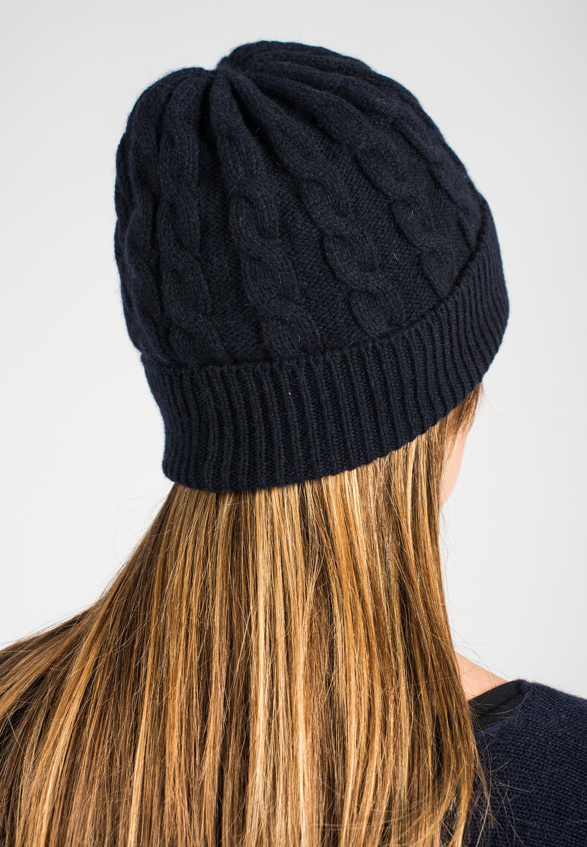 Zopfstrickmütze aus regeneriertem Kaschmir, Farbe Blau, Ansicht 3 | Dalle Piane Cashmere