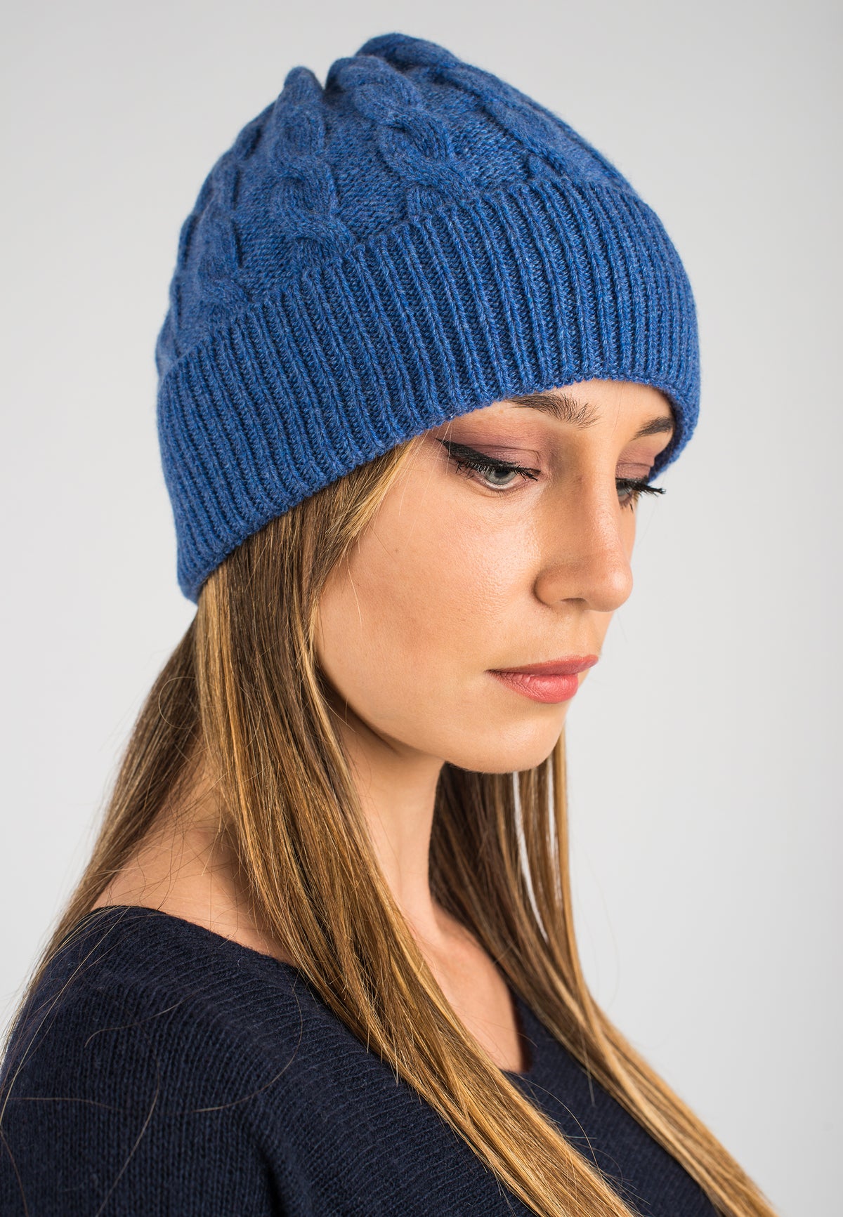 Zopfstrickmütze aus regeneriertem Kaschmir, Farbe Hellblau, Ansicht 2 | Dalle Piane Cashmere