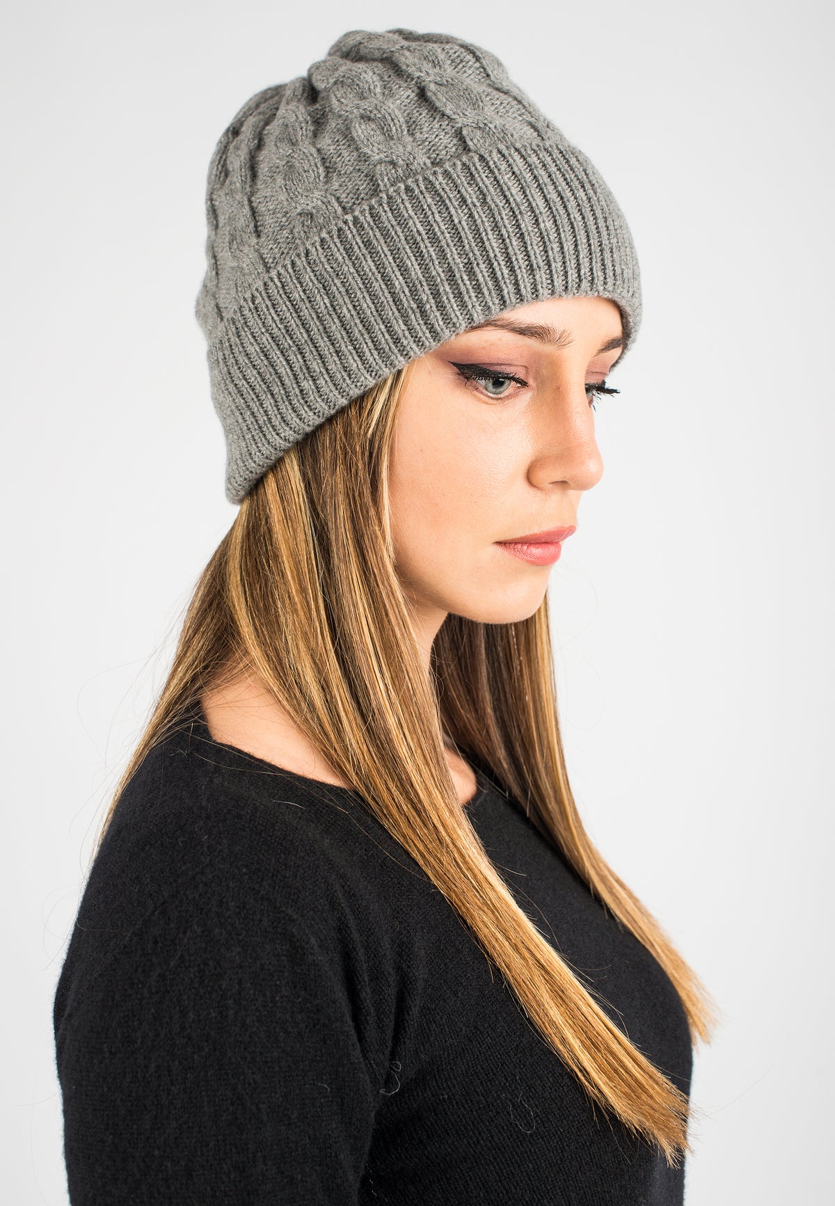 Zopfstrickmütze aus regeneriertem Kaschmir, Farbe Grau, Ansicht 2 | Dalle Piane Cashmere