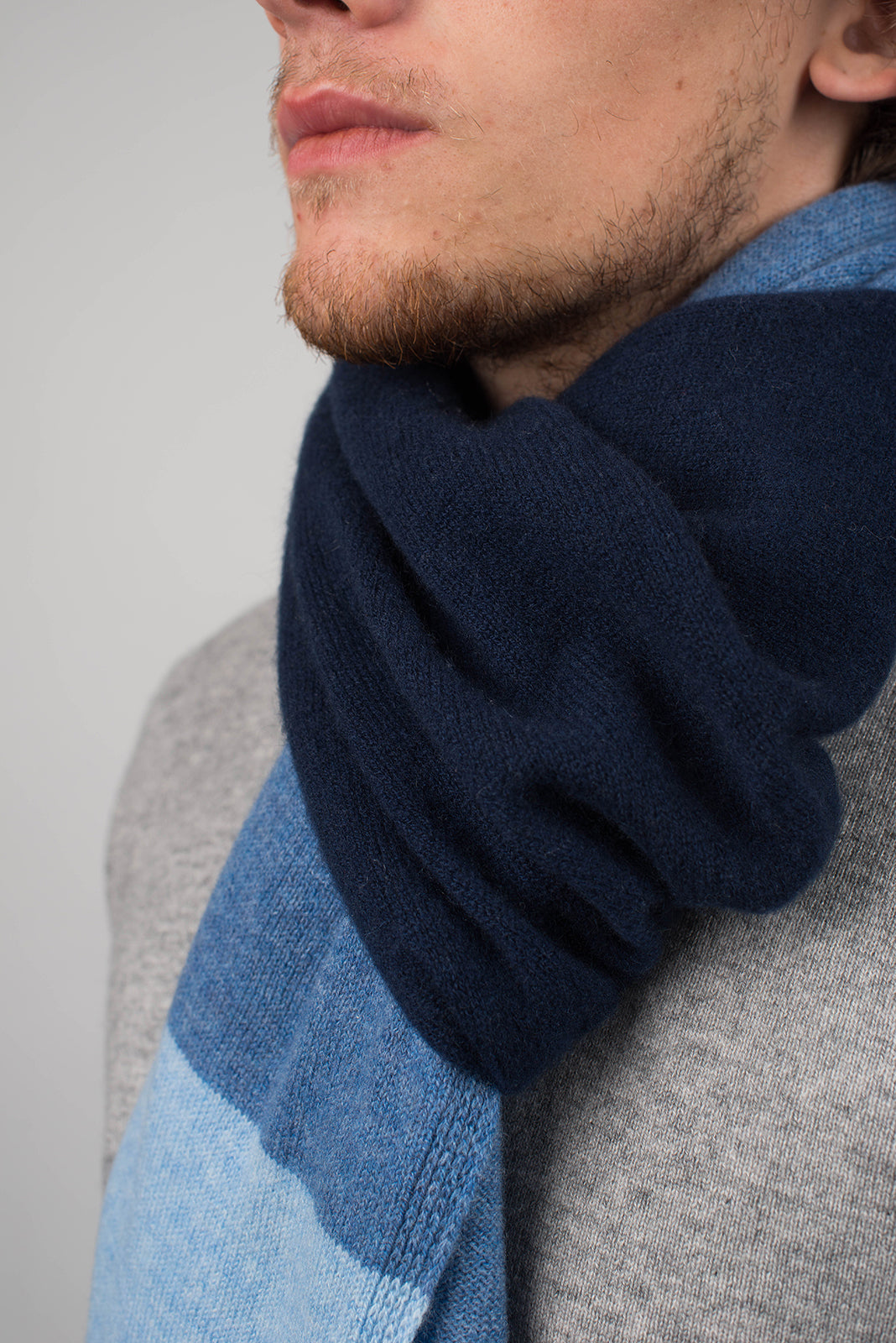 Herrenschal aus 100 % Kaschmir in drei Tönen, Farbe Blau-Himmel-Hellblau, Ansicht 4 | Dalle Piane Cashmere