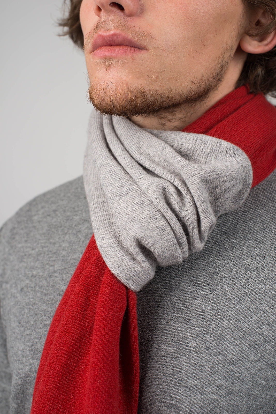 Zweifarbiger Schal 100 % Kaschmir, Farbe Rot-Grau, Ansicht 4 | Dalle Piane Cashmere