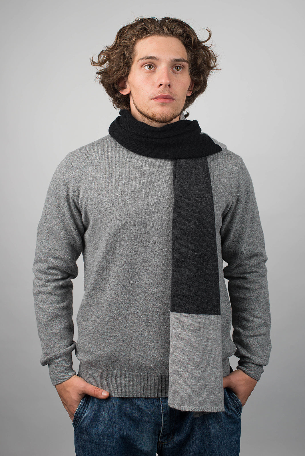 Herrenschal aus 100 % Kaschmir in drei Tönen, Farbe Schwarz-Grau-Anthrazit, Ansicht 2 | Dalle Piane Cashmere