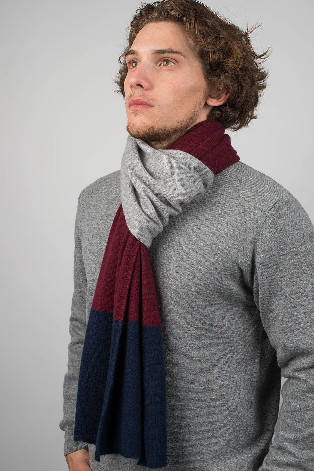 Herrenschal aus 100 % Kaschmir in drei Tönen, Farbe Blau-Bordeaux-Grau, Ansicht 3 | Dalle Piane Cashmere
