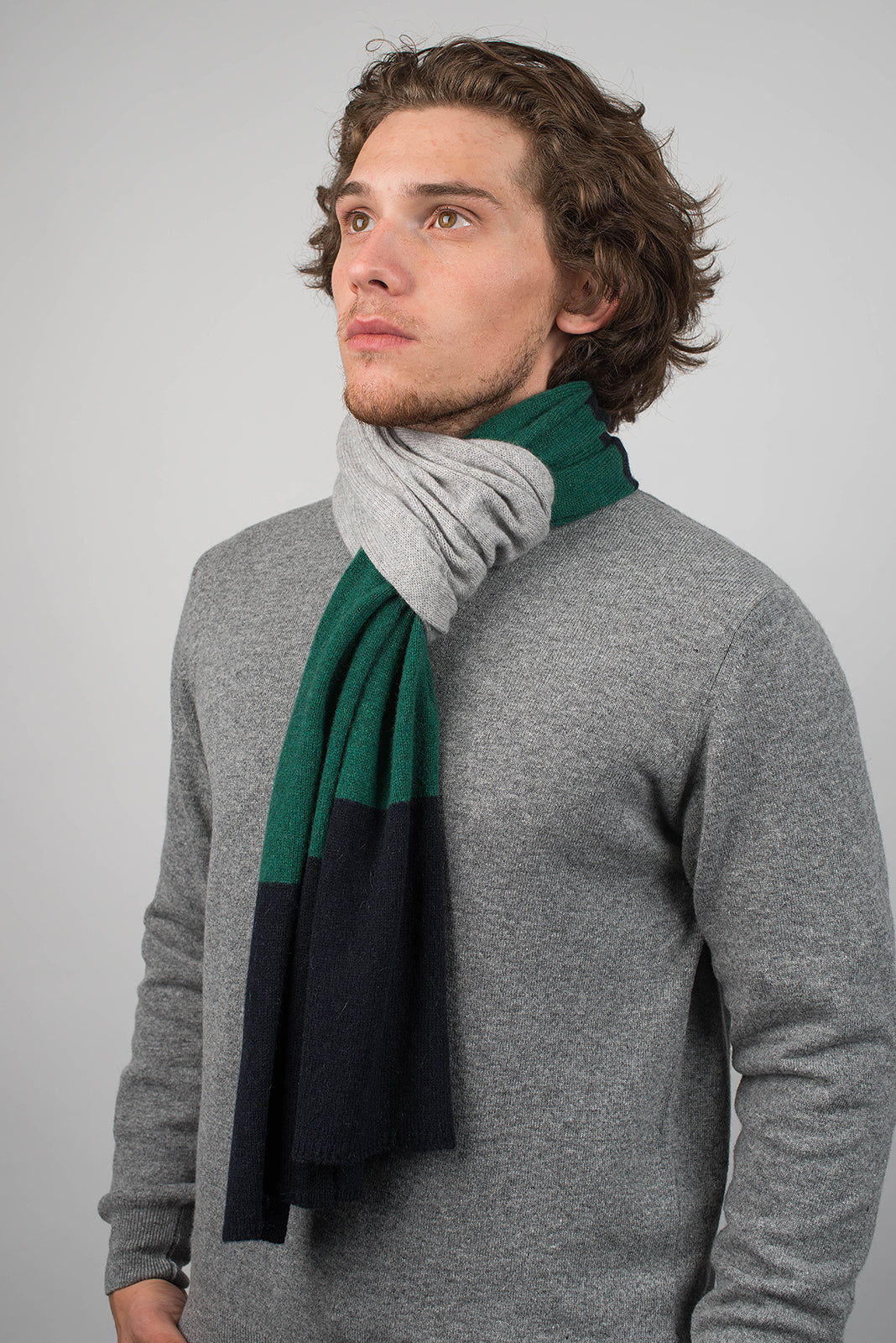 Herrenschal aus 100 % Kaschmir in drei Tönen, Farbe Blau-Grün-Grau, Ansicht 3 | Dalle Piane Cashmere