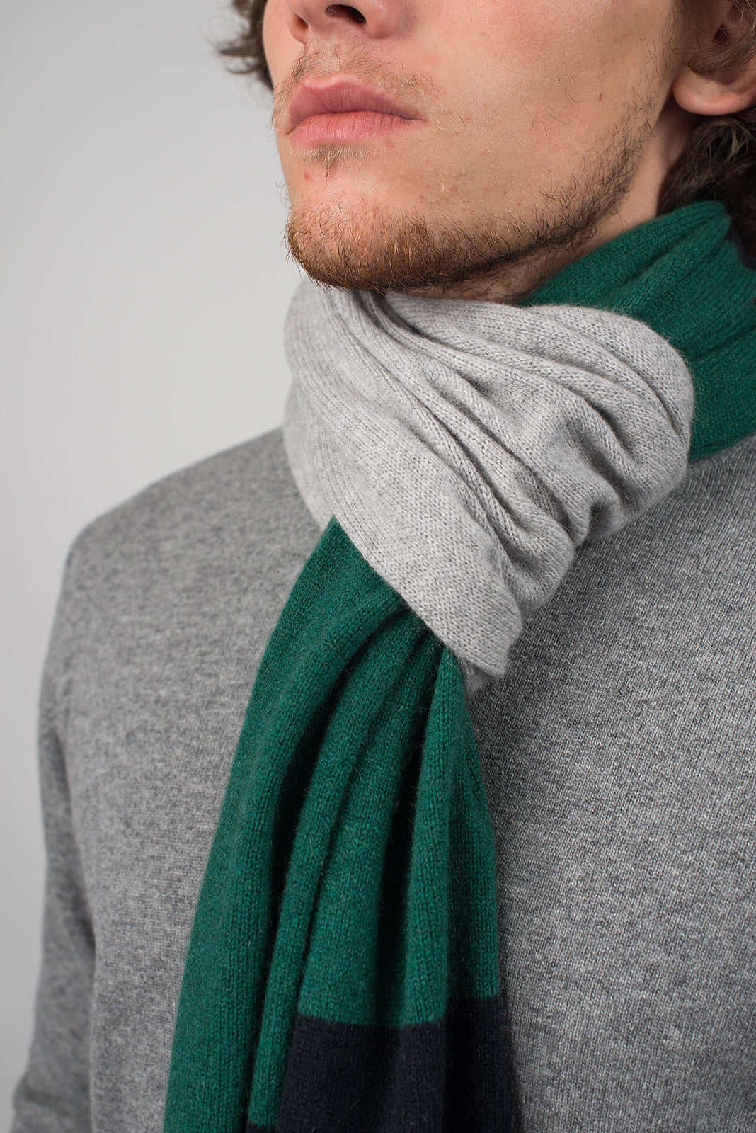 Herrenschal aus 100 % Kaschmir in drei Tönen, Farbe Blau-Grün-Grau, Ansicht 4 | Dalle Piane Cashmere