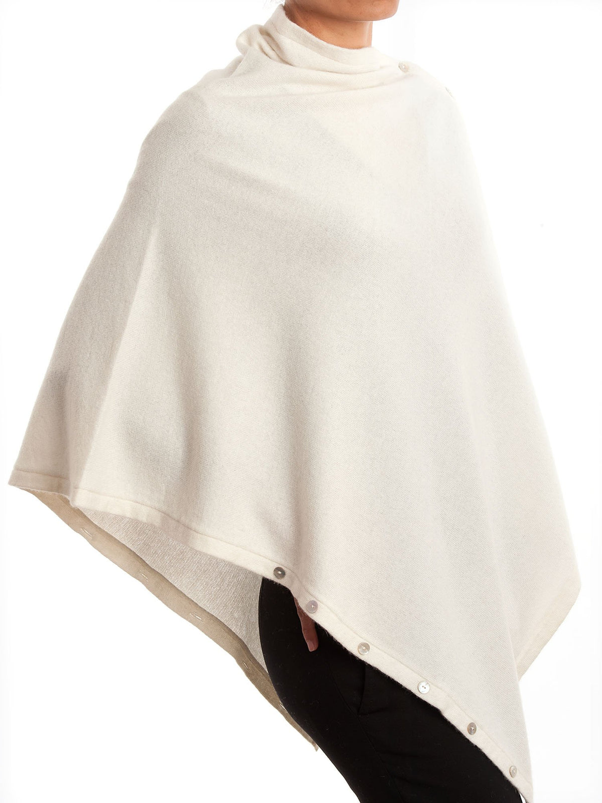 Poncho aus Kaschmirmischung mit Knöpfen, Farbe Creme, Ansicht 3 | Dalle Piane Cashmere