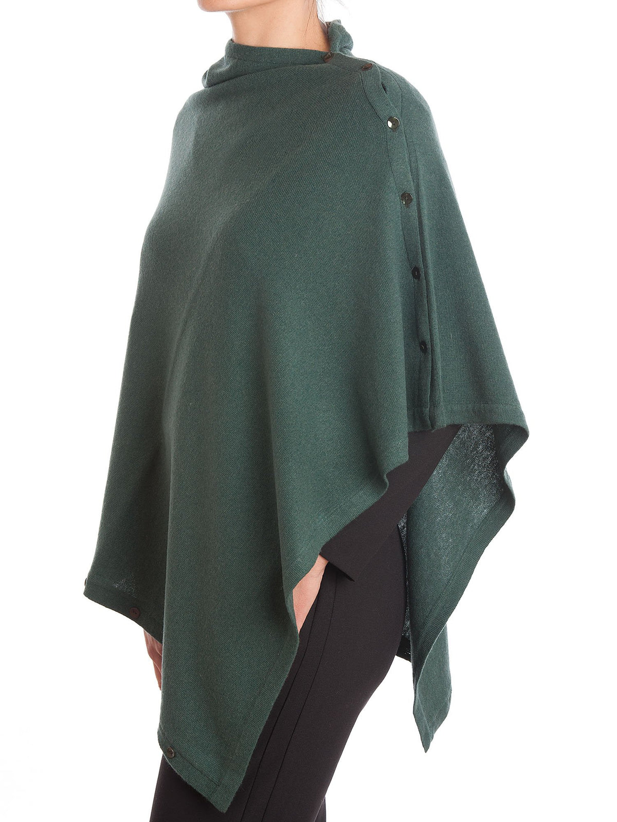 Poncho aus Kaschmirmischung mit Knöpfen, Farbe Grün, Ansicht 2 | Dalle Piane Cashmere