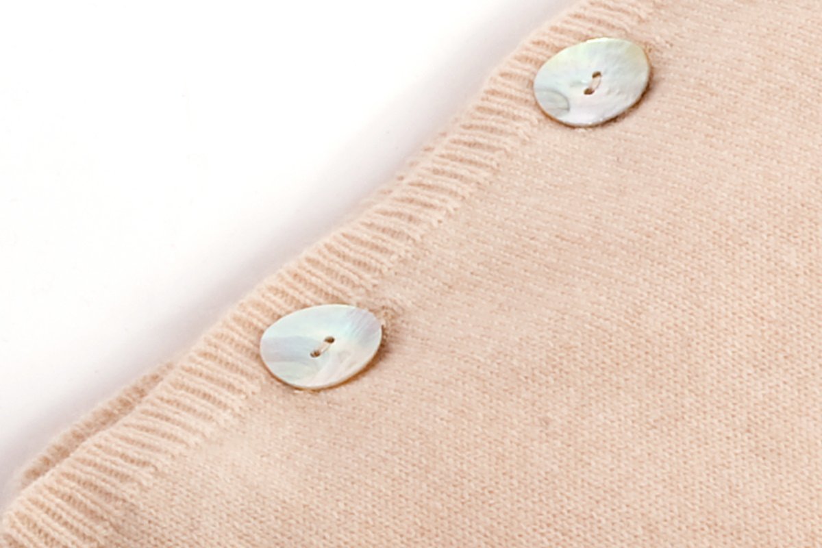 Kissen aus 100 % Kaschmir mit Knöpfen, Farbe Beige, Ansicht 2 | Dalle Piane Cashmere