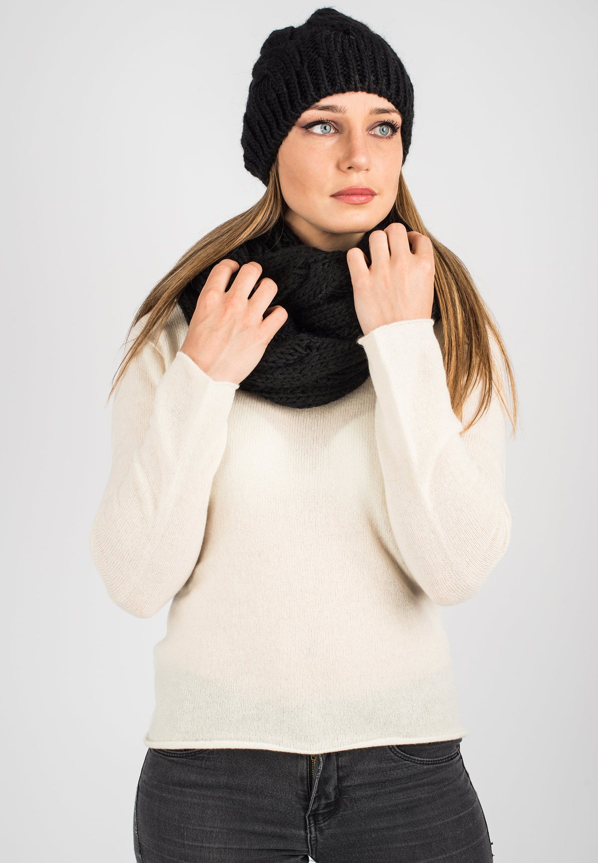 Schal mit Zöpfen, Farbe Schwarz, Ansicht 6 | Dalle Piane Cashmere