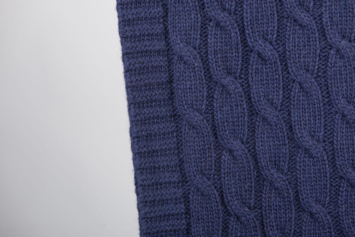 Plaid mit Zopfmuster aus Kaschmirmischung, Farbe Blau, Ansicht 2 | Dalle Piane Cashmere