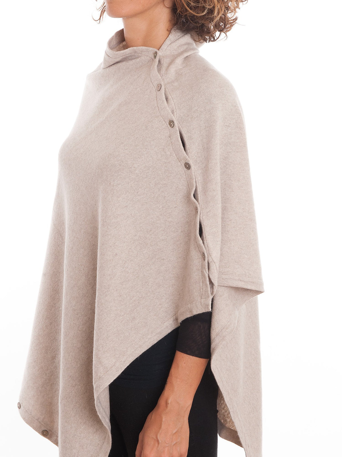 Poncho aus Kaschmirmischung mit Knöpfen, Farbe Beige, Ansicht 3 | Dalle Piane Cashmere