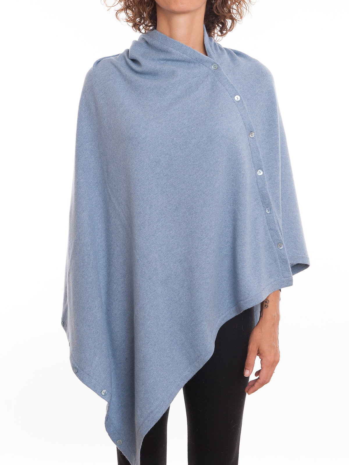 Poncho aus Kaschmirmischung mit Knöpfen, Farbe Himmel | Dalle Piane Cashmere