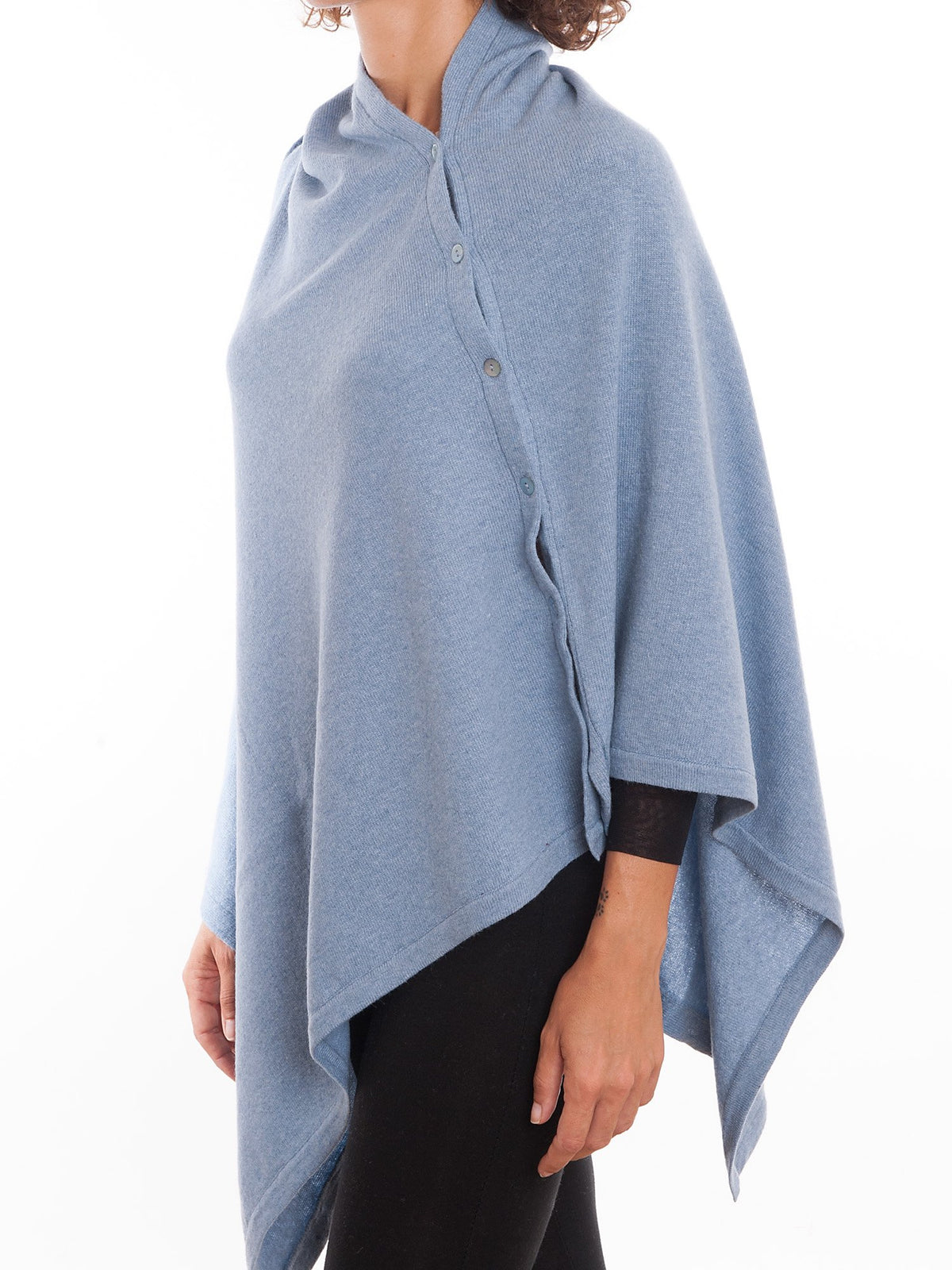 Poncho aus Kaschmirmischung mit Knöpfen, Farbe Himmel, Ansicht 3 | Dalle Piane Cashmere